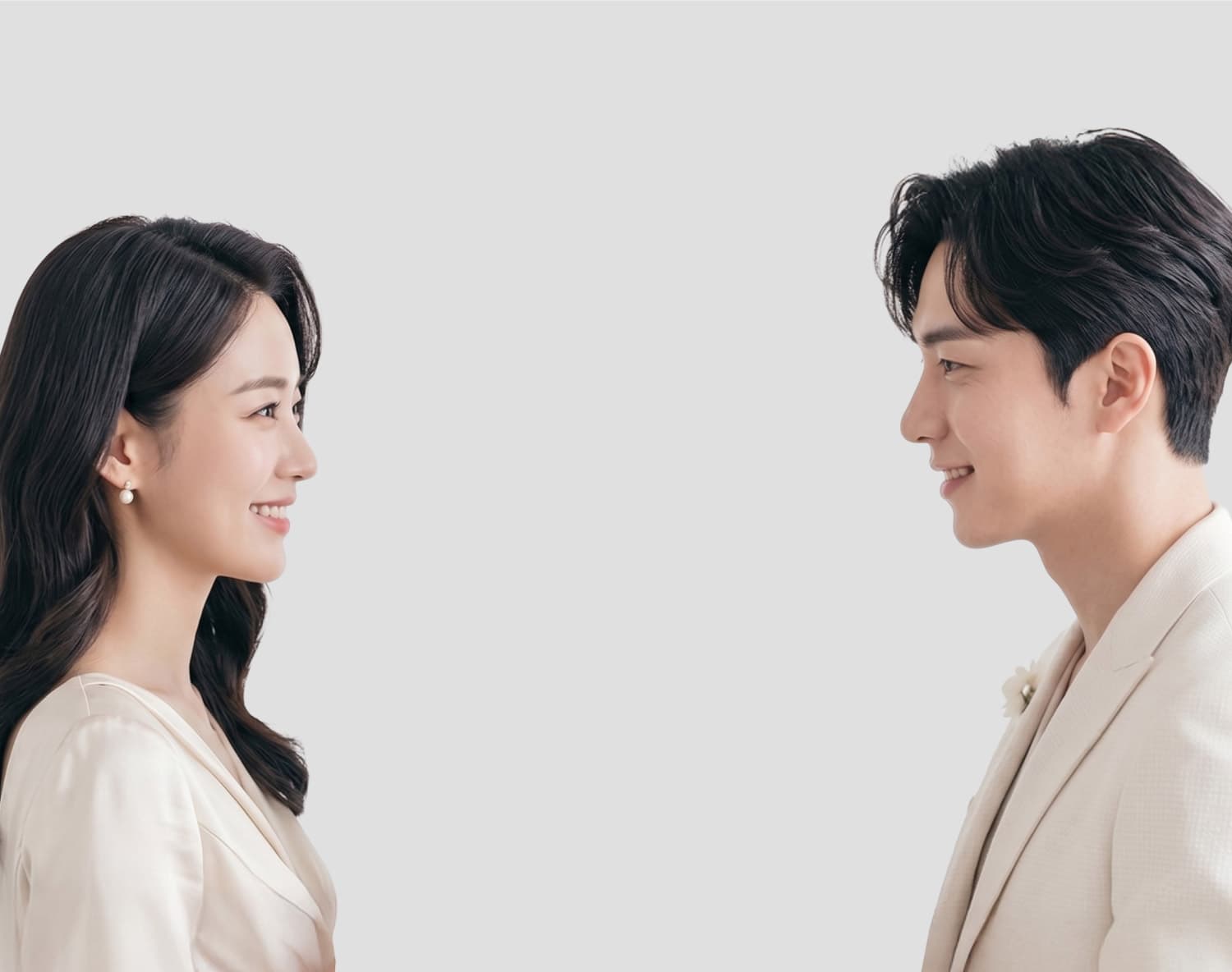 서로를 마주보며 웃는 남녀